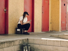 Пышногрудая милфа на кровати бешено трахается с небритым любовником