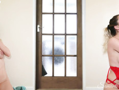 Сисястая блондинка мастурбирует киску подсматривая за сексом сестры