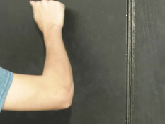 Белый парень отымел на кровати и обкончал пышногрудую зрелую мулатку