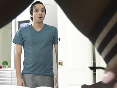 Белый парень отымел на кровати и обкончал пышногрудую зрелую мулатку