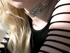 После глубокого отсоса мужик пердолит татуированную блондинку в анал