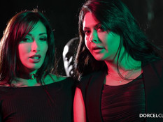 Блондинка в чёрных чулках занялась анальным сексом с тремя мужиками