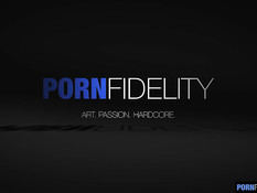 Лысый мужчина отпердолил в киску и анус молодую грудастую блондинку