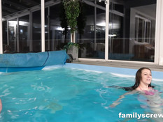 Четыре семейные пары любители свинг секса ебутся на пати в бассейне