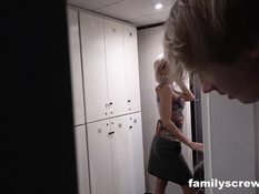 Три любительницы группового секса пришли с мужиками в клуб свингеров