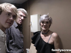 Три любительницы группового секса пришли с мужиками в клуб свингеров