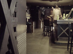 Четверо татуированных голубых мужчин занялись групповым сексом в баре