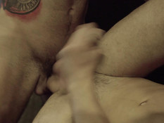 Четверо татуированных голубых мужчин занялись групповым сексом в баре