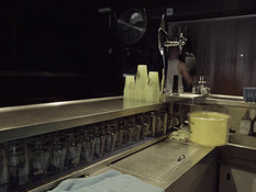 Четверо татуированных голубых мужчин занялись групповым сексом в баре