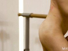 Небритый брутальный гей отпердолил в рабочее очко стройного балеруна