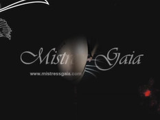 Строгая темноволосая госпожа пердолит страпоном в анал тощую рабыню