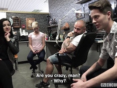 Сисястая брюнетка и худая блондинка занялись свинг сексом с парнями