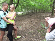 Молодые свингеры занимаются страстным групповым сексом в лесной чаще