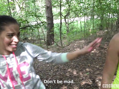 Молодые свингеры занимаются страстным групповым сексом в лесной чаще