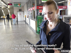 Молодая парочка на улице занимается свинг сексом со зрелыми друзьями