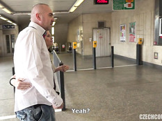 Молодая парочка на улице занимается свинг сексом со зрелыми друзьями