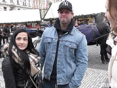 Грудастые блондинка и брюнетка ебутся с парнем на встрече свингеров