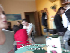 Свинг секс в туалете кафе двух молодых семейных пар и трёх девчонок