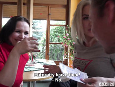 Свинг секс в туалете кафе двух молодых семейных пар и трёх девчонок