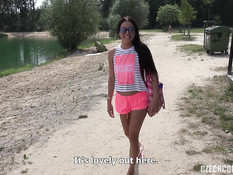 Две молодые пары занялись свинг сексом на обочине дороги возле леса