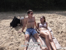 Две молодые пары занялись свинг сексом на обочине дороги возле леса