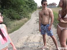 Две молодые пары занялись свинг сексом на обочине дороги возле леса