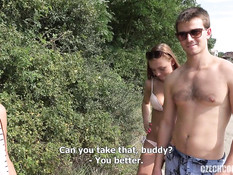 Две молодые пары занялись свинг сексом на обочине дороги возле леса