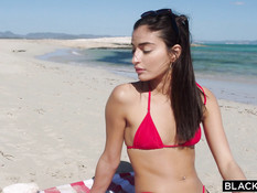 Негры отымели двух горячих белых девчонок на морском пляже и в отеле