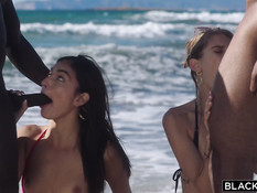 Негры отымели двух горячих белых девчонок на морском пляже и в отеле