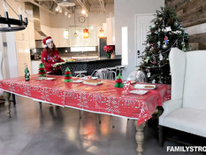 Грудастая рыжая девка и худая блондинка трахаются с двумя приятелями