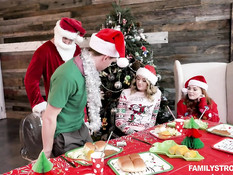 Грудастая рыжая девка и худая блондинка трахаются с двумя приятелями