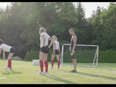 Три молодые русские футболистки отсосали и затрахали тренера на поле