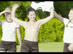 Три молодые русские футболистки отсосали и затрахали тренера на поле