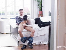 Иностранец ебёт в киску и анус юную русскую шатенку с тату на плече