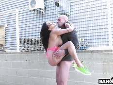 Лысый мужик отодрал на улице и обкончал сисястую темноволосую шалаву