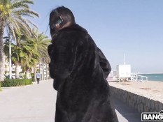 Лысый мужик отодрал на улице и обкончал сисястую темноволосую шалаву