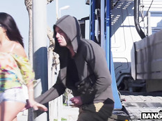 Лысый мужик отодрал на улице и обкончал сисястую темноволосую шалаву