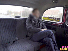 Пышногрудая зрелая таксистка трахается с пассажиром на заднем сиденье