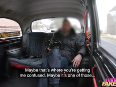 Пышногрудая зрелая таксистка трахается с пассажиром на заднем сиденье