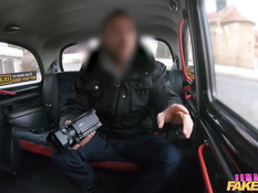 Пышногрудая зрелая таксистка трахается с пассажиром на заднем сиденье