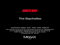 Зрелая блондинка с маленькими титьками трахается с мужиком на вилле