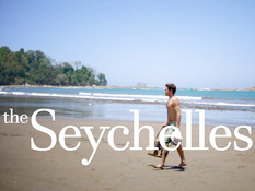 Зрелая блондинка с маленькими титьками трахается с мужиком на вилле