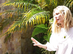 Зрелая блондинка с маленькими титьками трахается с мужиком на вилле