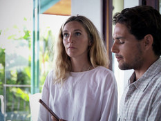 Зрелая светловолосая лесбиянка ебётся с молодой шатенкой у водопада