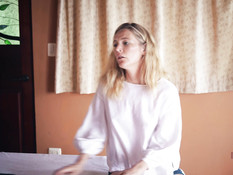 Зрелая светловолосая лесбиянка ебётся с молодой шатенкой у водопада