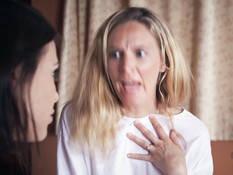 Зрелая светловолосая лесбиянка ебётся с молодой шатенкой у водопада