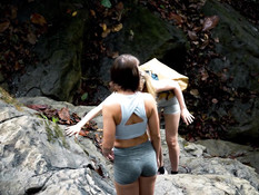 Зрелая светловолосая лесбиянка ебётся с молодой шатенкой у водопада