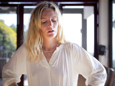 Зрелая светловолосая жена и молодая любовница ебут парня в бассейне