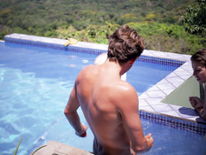 Зрелая светловолосая жена и молодая любовница ебут парня в бассейне