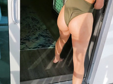 Блондинка с пирсингом пупка и сосков трахает парня в позе наездницы